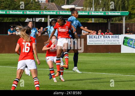 Crayford, Regno Unito. 28th ago, 2022. Crayford, Inghilterra, 28th 2022 agosto: Melissa Johnson (6 Charlton Athletic) e Atlanta Primus (20 London City Lionesses) saltano per la palla durante la partita del Barclays fa Championship tra Charlton Athletic e London City Lionesses all'Oakwood di Crayford, Inghilterra. (Dylan Clinton/SPP) Credit: SPP Sport Press Photo. /Alamy Live News Foto Stock