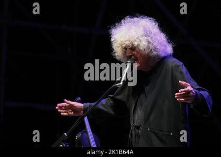 Roma, Italia. 16th Set, 2022. Angelo Branduardi durante il concerto piano e voce, al Teatro Antico Ostia Antica, 16th Roma 2022, Italia Credit: Independent Photo Agency/Alamy Live News Foto Stock