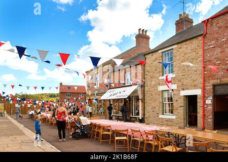 Nostalgica festa di strada nuova costruzione nella sezione 1950s città di Beamish all'aperto museo contea durham Foto Stock