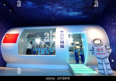 HANDAN, CINA - 17 SETTEMBRE 2022 - gli studenti della scuola elementare visitano la stazione spaziale cinese al Museo della Scienza e della tecnologia di Handan, Hebei Provinct Foto Stock