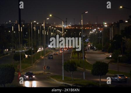 Giza, Egitto, 27 2022 agosto: Vista della città di notte di Sheikh Zayed al Nahyan città di Giza Egitto di notte con una scena di traffico della tranquilla città bella, se Foto Stock