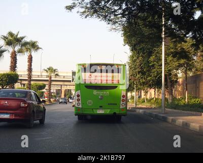 Il Cairo, Egitto, 18 2022 agosto: Un trasporto pubblico autobus verde egiziano su una strada, fuoco selettivo di un trasporto pubblico un livello di passaggio turistico Foto Stock