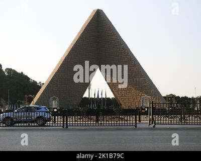 Il Cairo, Egitto, 18 2022 agosto: Il luogo ignoto monumento ai soldati e ex presidente dell'Egitto Anwar al Sadat tomba, importante simbolo di commemorazione Foto Stock