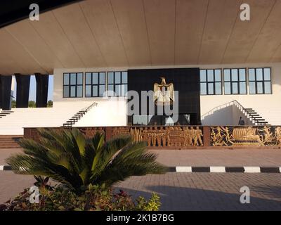 Il Cairo, Egitto, 18 2022 agosto: La piattaforma di fronte al luogo sconosciuto soldato memoriale ed ex presidente dell'Egitto Anwar al Sadat grave, importan Foto Stock