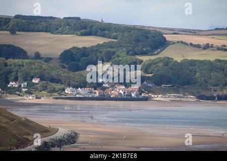 Vista sulla riva del mare a Sandsend nel North Yorkshire Foto Stock