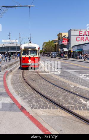 San Francisco, USA - 6 giugno 2022: Tram rosso al molo dei pescatori in stile retrò sulla strada per il mercato del centro di San Francisco, zona del porto. Foto Stock