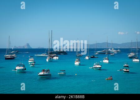 Barche ancorate a Cala Saona con es Vedra sullo sfondo Foto Stock