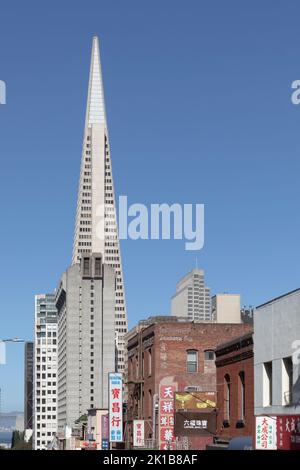 San Francisco, USA - 6 giugno 2022: Vista dalla città cinese di San Francisco al grattacielo transamerica Pyramid. Foto Stock