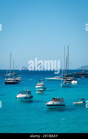 Barche ancorate a Cala Saona con es Vedra sullo sfondo Foto Stock