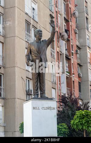 Pristina, Kosovo - 5 giugno 2022: Statua di Bill Clinton a Pristina, la capitale del Kosovo. William Jefferson Clinton è stato 42nd presidente della United St Foto Stock