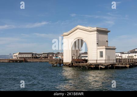San Francisco, USA - 7 giugno 2022: Il Pier 43 Ferry Arch è uno storico arco di traghetto al Pier 43 nel Fisherman's Wharf di San Francisco, USA Foto Stock