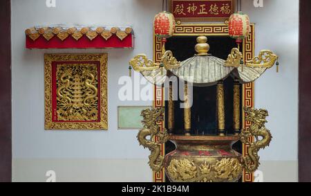 Samut Prakan, Thailandia - 01 maggio 2022 : scultura di draghi d'oro di metallo decorare su bruciatore d'incenso d'oro di fronte al Santuario a Wat thamma katanyu o T. Foto Stock