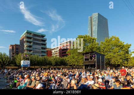 Francoforte, Germania - 25 agosto 2022: La gente si diverse al festival all'aria aperta con l'orchestra sinfonica HR al Weseler werft di Francoforte. Foto Stock