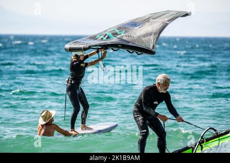 Sport acquatici sulla spiaggia di Tarifa, Spagna. Foto Stock