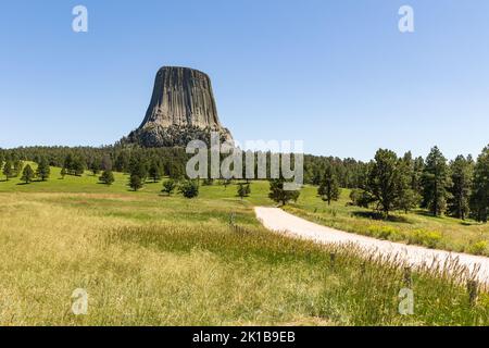 Devils Tower che sorge sopra il paesaggio circostante, Wyoming, USA Foto Stock