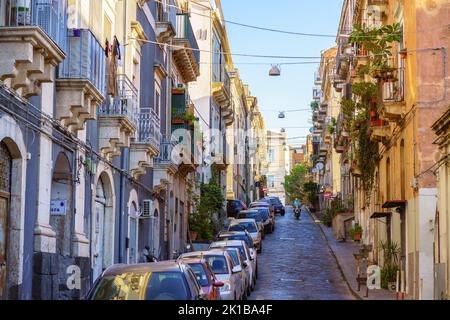 Catania, Italia. Settembre 12, 2022. Casualmente pittoresca strada nel centro storico di Catania Foto Stock