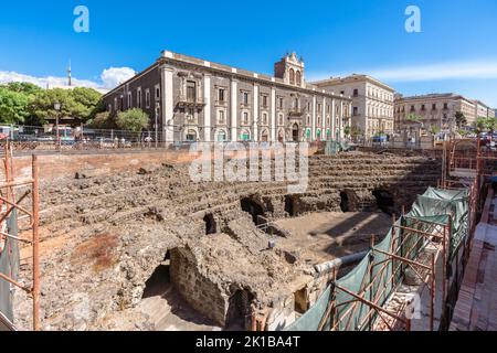 Catania, Italia. Settembre 12, 2022. Rovine di un anfiteatro romano nel centro della città costruita intorno al 300 a.C. Foto Stock