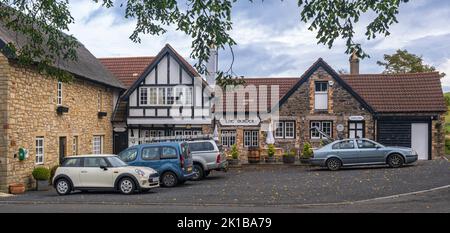 The Border Hotel, Kirk Yetholm, Scottish Borders, Regno Unito. Che segna l'estremità settentrionale del sentiero a lunga percorrenza Pennine Way Foto Stock