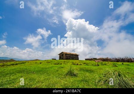 Una casa di pietra in un prato aperto situato al di fuori di Mawsynram, East Khasi Hills, Meghalaya, India. Foto Stock