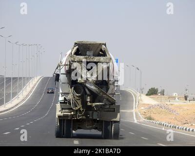 Cairo, Egitto, giugno 28 2022: Un camion di trasporto del mescolatore di calcestruzzo e cemento sul relativo senso trasportare calcestruzzo ad un cantiere di costruzione, esso combina cemento, Foto Stock