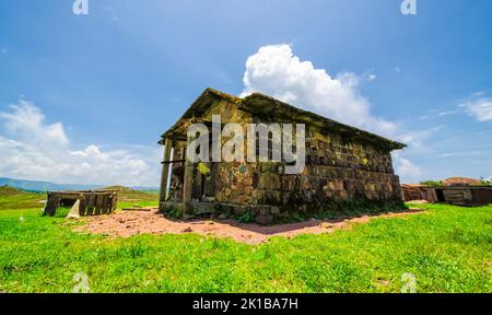 Una casa di pietra in un prato aperto situato al di fuori di Mawsynram, East Khasi Hills, Meghalaya, India. Foto Stock