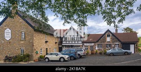 The Border Hotel, Kirk Yetholm, Scottish Borders, Regno Unito. Che segna l'estremità settentrionale del sentiero a lunga percorrenza Pennine Way Foto Stock