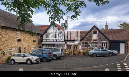 The Border Hotel, Kirk Yetholm, Scottish Borders, Regno Unito. Che segna l'estremità settentrionale del sentiero a lunga percorrenza Pennine Way Foto Stock