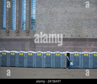 Una fila di servizi igienici portatili fuori Tate Modern, Londra, per le code per la regina Elisabetta II che si trova nello stato. Foto Stock