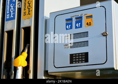 Cairo, Egitto, agosto 15 2022: Stazione di servizio a gas con pistole a pistola di riempimento, unità di prezzo digitale e litri dispositivo misuratore, fuoco selettivo di riempimento noz Foto Stock