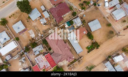 Una vista aerea del piccolo villaggio con tetti colorati e cortili il giorno d'estate Foto Stock