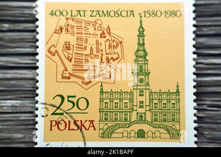 Cairo, Egitto, 15 2022 agosto: Vecchio francobollo polacco usato stampato in Polonia 1980 400 anni di anniversario Zamosc, le fortezze più impressionante in Foto Stock