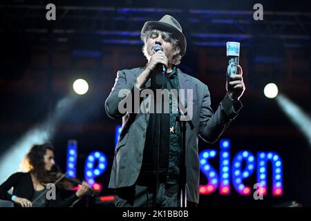 Parigi, Francia. 16th Set, 2022. Pete Doherty e Fred lo si esibiscono al Festival Paris Paradis 2022 al Parc De la Villette di Parigi, in Francia, il 16 settembre 2022. Photo by Lionel Urman/ABACAPRESS.COM Credit: Abaca Press/Alamy Live News Foto Stock