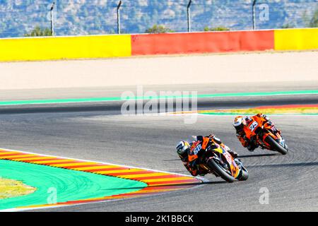 Aragon, Spagna. 17th Set, 2022. MIGUEL OLIVEIRA (88) del Portogallo e del Red Bull KTM Factory Team e RAUL FERNANDEZ (25) della Spagna e Tech 3 KTM Factory Racing durante il MOTO GP Libere 3 del Gran Premio d'Aragona all'ippodromo Motorland Aragon di Alcañiz, Spagna il 17 settembre 2022 (Foto: Alvaro Sanchez) Credit: CORDON PRESS/Alamy Live News Credit: CORDON PRESS/Alamy Live News Foto Stock