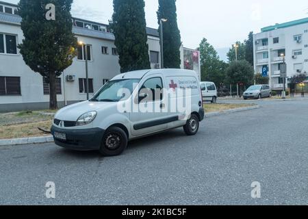 Podgorica, Montenegro - 4 giugno 2022: Macchina della Croce Rossa del Montenegro. Foto Stock