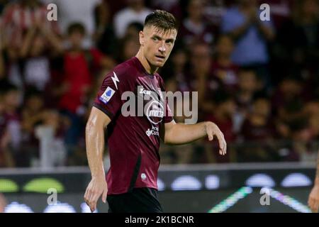 L'attaccante polacco di Salernitana Krzysztof Piatek guarda durante la Serie Una partita di calcio tra Salernitana e Lecce allo Stadio Arechi di Salerno, nel sud Italia, il 16 settembre 2021. Foto Stock