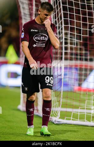 L'attaccante polacco di Salernitana Krzysztof Piatek guarda durante la Serie Una partita di calcio tra Salernitana e Lecce allo Stadio Arechi di Salerno, nel sud Italia, il 16 settembre 2021. Foto Stock