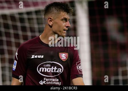 L'attaccante polacco di Salernitana Krzysztof Piatek guarda durante la Serie Una partita di calcio tra Salernitana e Lecce allo Stadio Arechi di Salerno, nel sud Italia, il 16 settembre 2021. Foto Stock