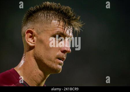 L'attaccante polacco di Salernitana Krzysztof Piatek guarda durante la Serie Una partita di calcio tra Salernitana e Lecce allo Stadio Arechi di Salerno, nel sud Italia, il 16 settembre 2021. Foto Stock