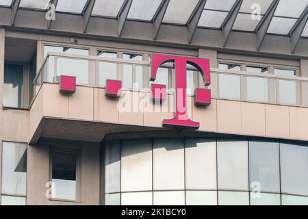 Podgorica, Montenegro - 4 giugno 2022: Logo della società tedesca di telecomunicazioni, T-Mobile. Foto Stock