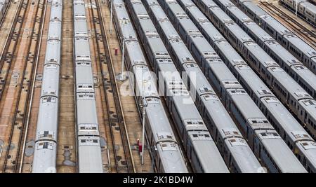 Vista aerea del deposito con un sacco di treni a New York City Foto Stock
