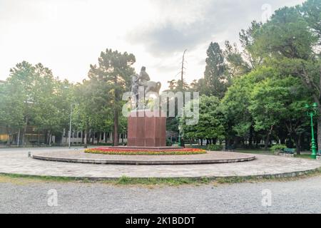 Vista soleggiata sul Monumento equestre Nicola i del Montenegro (Nikola i Petrovic-Njegos) a Podgorica, Montenegro. Foto Stock