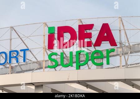 Podgorica, Montenegro - 4 giugno 2022: Logo di IDEA supermercati. Foto Stock