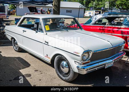 Falcon Heights, MN - 18 giugno 2022: Vista frontale d'angolo in prospettiva alta di una Chevrolet Chevy II Nova Coupe del 1964 ad una fiera automobilistica locale. Foto Stock