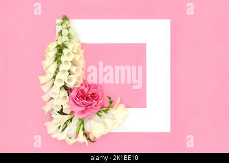 Rosa, foxglove e fiore freesia estate bordo floreale fondo. Cornice naturale creativa e minimale per il giorno della mamma, San Valentino, compleanno o matrimonio. Foto Stock