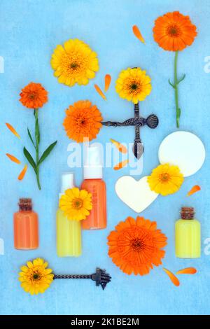 Calendula fiori per prodotti naturali per la cura della pelle. Preparazione floreale naturale astratta per trattamenti cosmetici per il trattamento di ferite, eczema, psoriasi. Foto Stock