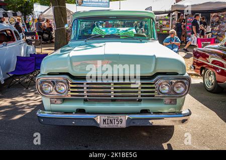 Falcon Heights, MN - 18 giugno 2022: Vista frontale in prospettiva alta di un camioncino da ritiro Ford F100 da 1959 m presso una fiera automobilistica locale. Foto Stock