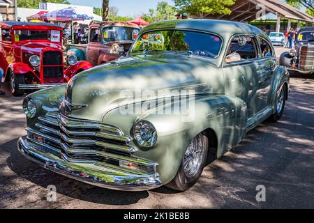 Falcon Heights, Minnesota - 18 giugno 2022: Vista frontale d'angolo in prospettiva alta di una Chevrolet Stylemaster Business Coupe 1947 in una fiera automobilistica locale. Foto Stock