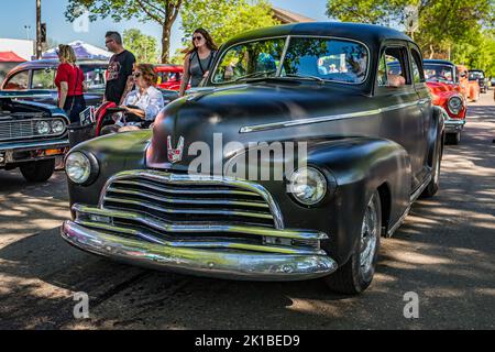 Falcon Heights, MN - 18 giugno 2022: Vista frontale in alto angolo di una Chevrolet Stylemaster Coupe 1947 ad una fiera di automobili locale. Foto Stock