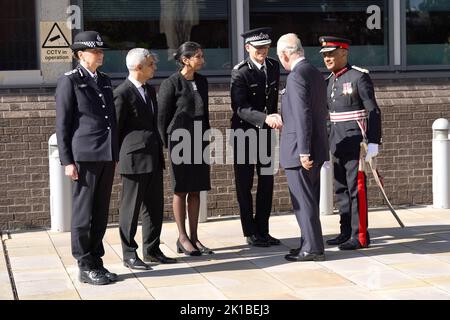 Re Carlo III è accolto da (da sinistra a destra) Dame Lynne Owens Vice Commissaria del Metropolitan Police Service, il Sindaco di Londra Sadiq Khan, il Segretario di Stato Suella Braverman e il Commissario Metropolitan Police Sir Mark Rowley, Quando arriva per una visita alla Metropolitan Police Service Special Operations Room (SOR) Lambeth HQ, a sud di Londra, per ringraziare i lavoratori del servizio di emergenza per il loro lavoro e sostegno prima del funerale della Regina Elisabetta II Data immagine: Sabato 17 settembre 2022. Foto Stock