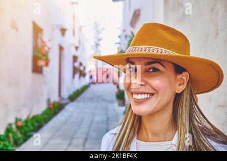 Giovani turisti in visita al Monastero di Santa Catalina, Convento de Santa Catalina, Arequipa, Perù. Sud America Foto Stock